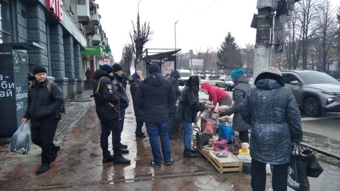 Різдвяний аврал влаштували поліція та міськрада “стихійщикам” в центрі Кам’янського