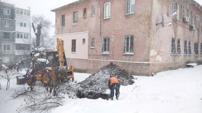 Комунальники в Кам’янському латають комунікації, змагаючись зі стихією