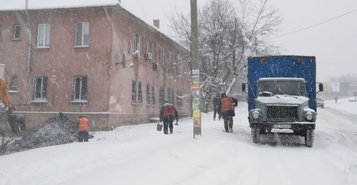 Комунальники в Кам’янському латають комунікації, змагаючись зі стихією - ФОТО