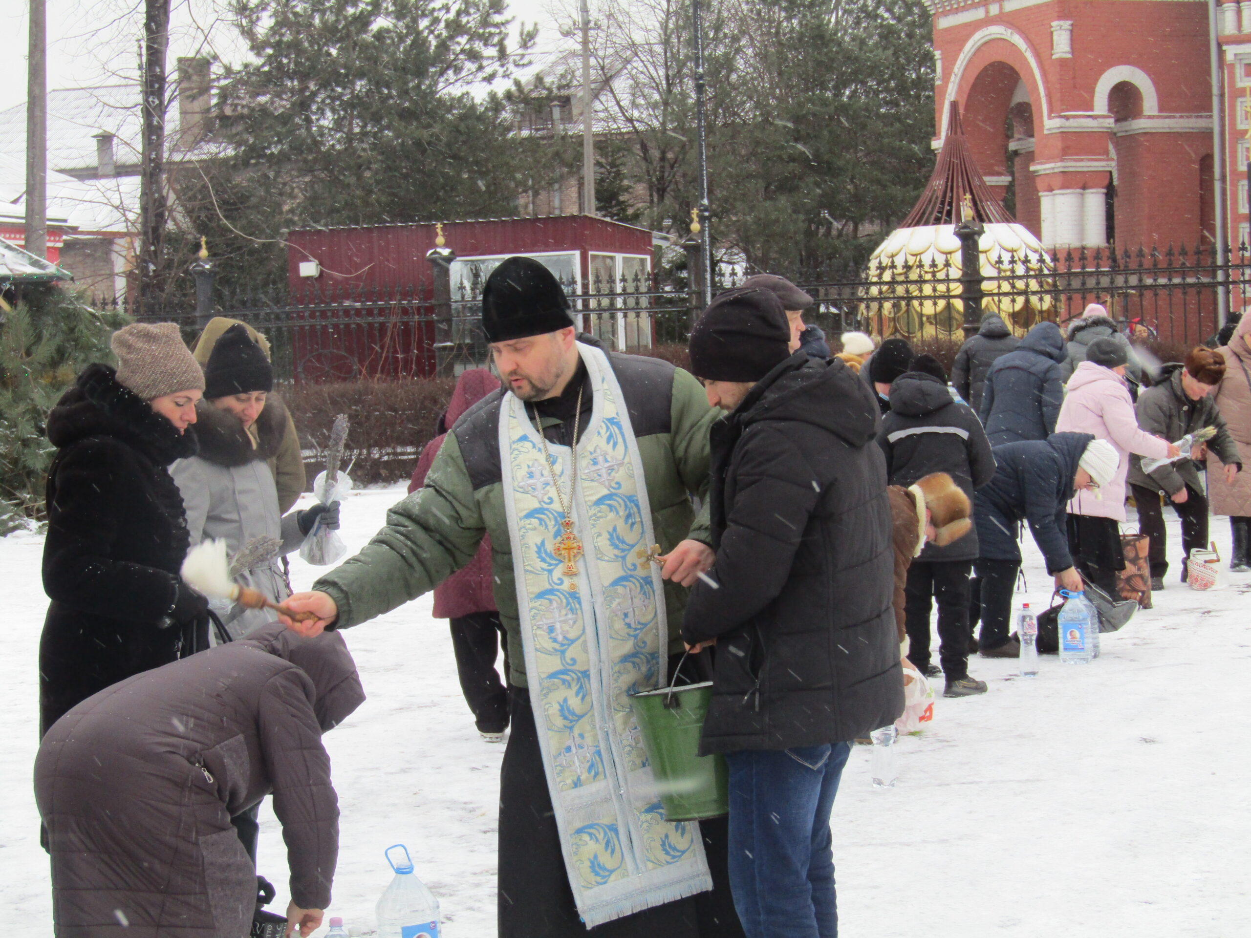 Водохреща в Кам’янському: гуртом, без масок та сертифікатів - ФОТО