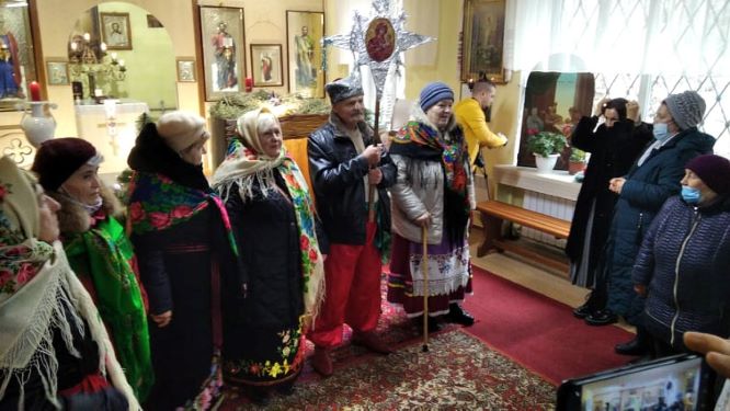 Різдвяні колядки та плетіння дідуха в центрі Кам'янського - ФОТО