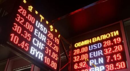 Обесценивание гривны, продовольственные карточки и рекордная промышленная инфляция в Украине – экономические итоги недели