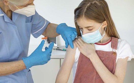 Неповнолітні українці зможуть отримати тисячу за вакцинацію