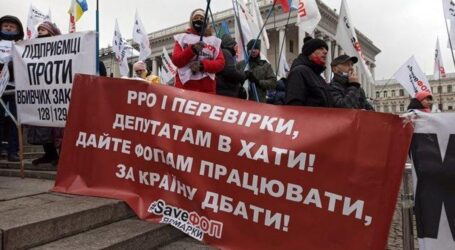 Влада в Україні шукає способів завадити бізнесу брати на роботу ФОПів замість найманців