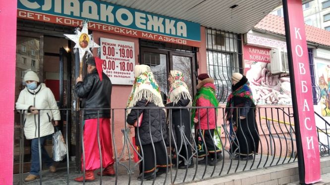 Різдвяні колядки та плетіння дідуха в центрі Кам'янського - ФОТО
