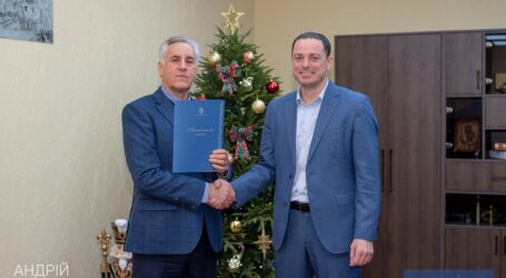 Мэр Каменского поздравил с юбилеем городского голову 1996-2005 годов Василия Яковлевича Швеца