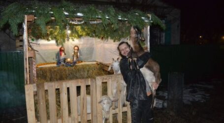 Вертеп з живими тваринами влаштував мешканець Кам’янського «для різдвяного настрою»