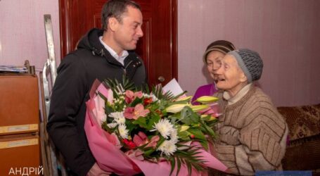 Мэр Каменского поздравил со столетием жительницу города