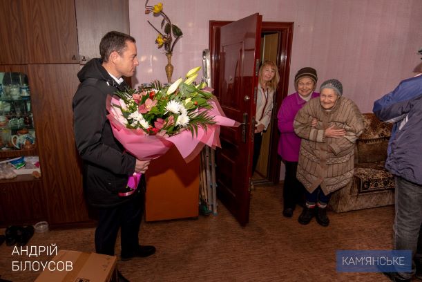 Мэр Каменского поздравил со столетием жительницу города - ФОТО