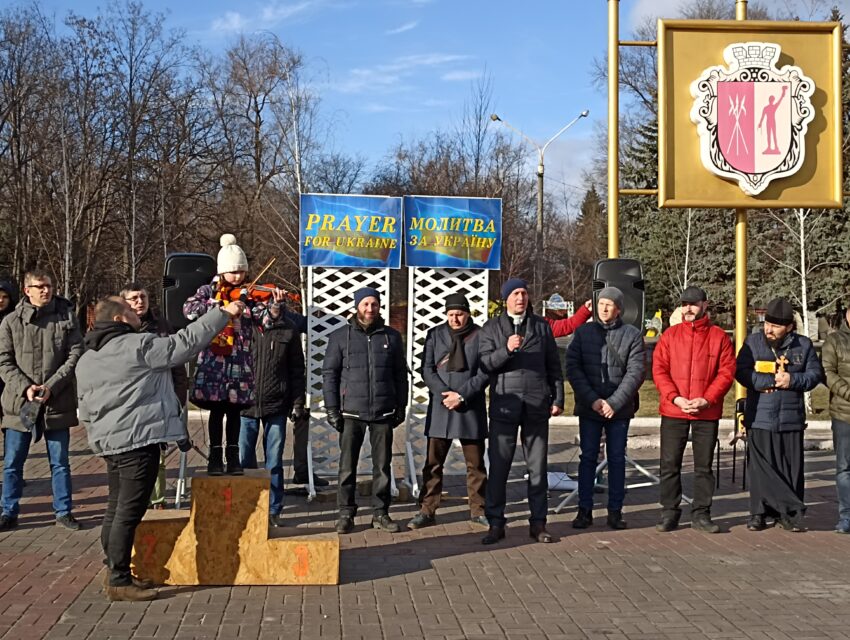 Мешканці Кам’янського будують блок-пости, готують бомбосховища та моляться за Україну
