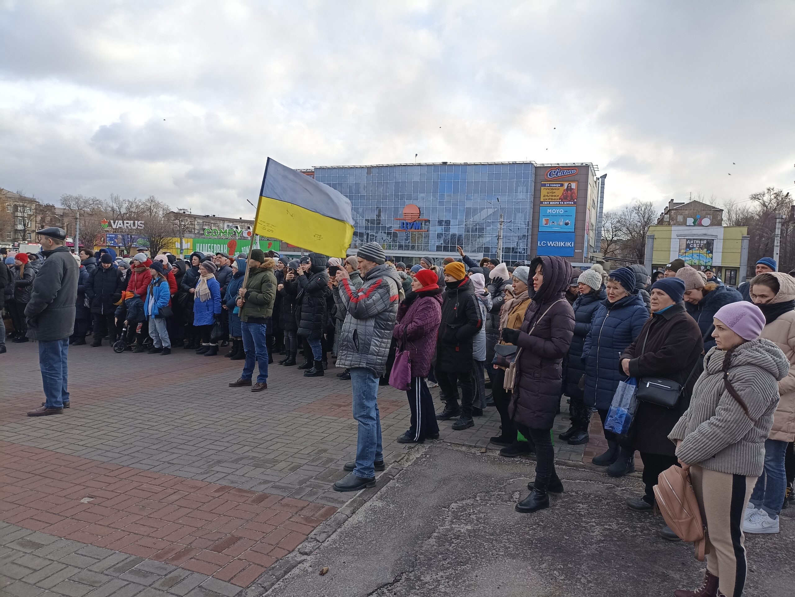 Мешканці Кам’янського будують блок-пости, готують бомбосховища та моляться за Україну - ФОТО