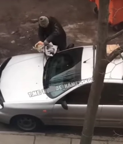 У Кам’янському комунальники засипали сміттям неправильно припарковану автівку (відео)