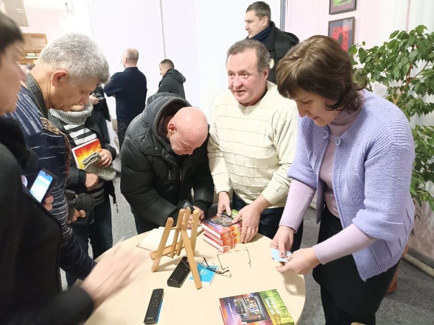 Книжку про долю жінки в силових видах спорту презентувала знаменита пауерліфтерка з Кам’янського - ФОТО
