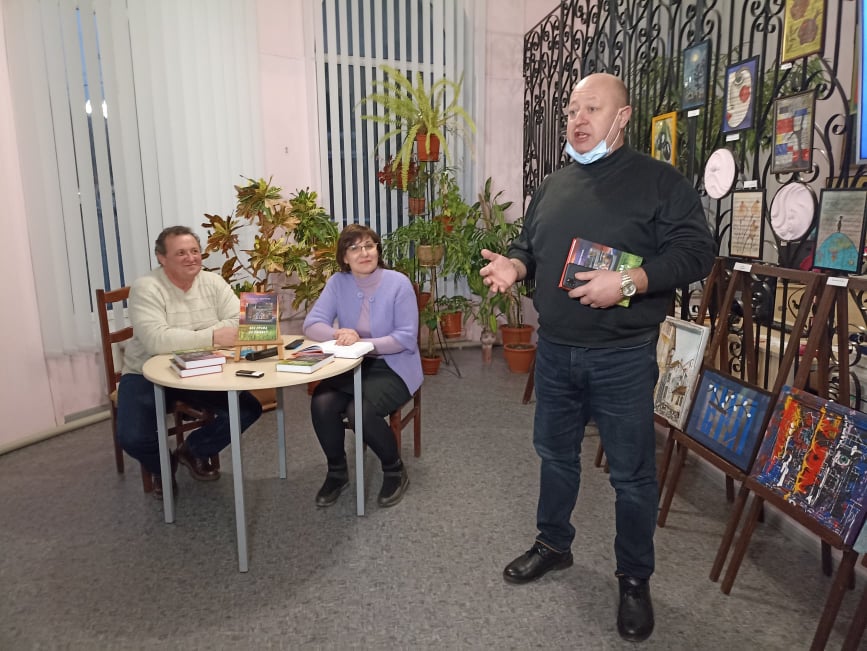 Книжку про долю жінки в силових видах спорту презентувала знаменита пауерліфтерка з Кам’янського - ФОТО