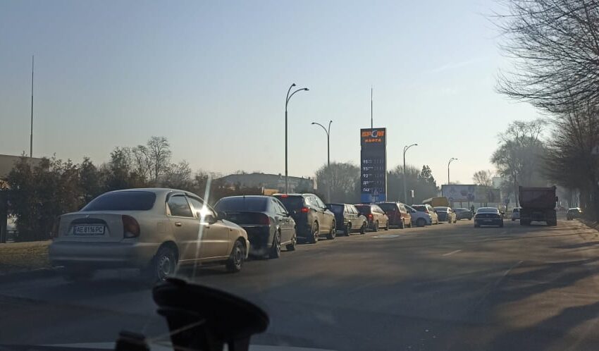 В Кам’янському – великі черги на АЗС, в крамницях і біля банкоматів