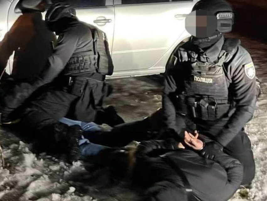 У Києві затримано трьох працівників поліції Дніпропетровщини за викрадення людини та вимагання хабара