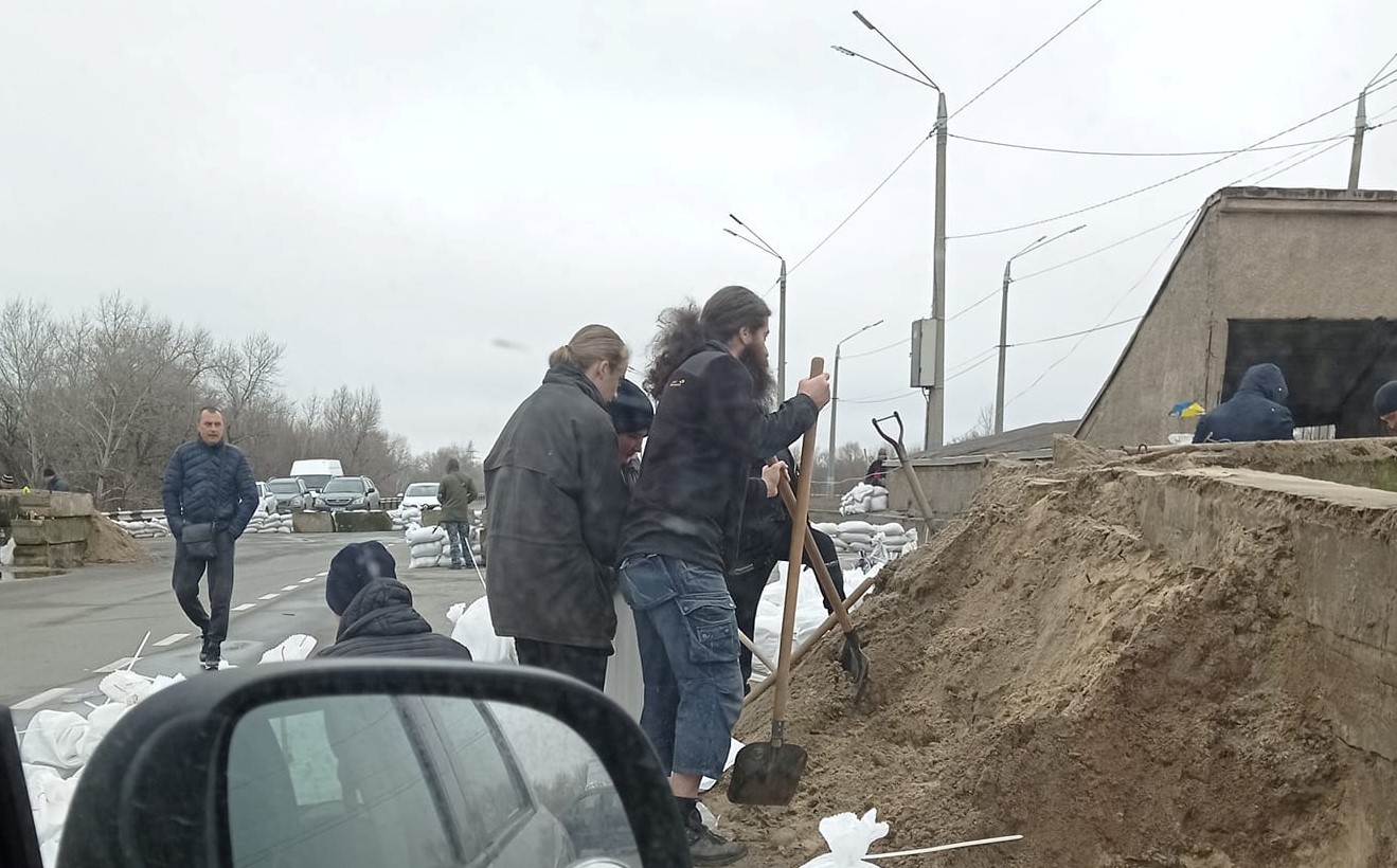 Мешканці Кам’янського будують блок-пости, готують бомбосховища та моляться за Україну - ФОТО