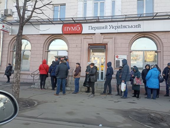 В Кам’янському – великі черги на АЗС, в крамницях і біля банкоматів - ФОТО