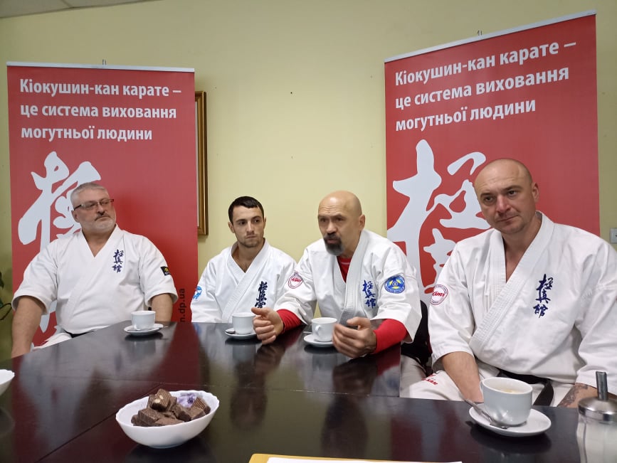 Каратисти Дніпропетровщини вчаться битись у чотирикратного чемпіона світу в Кам’янському - ФОТО