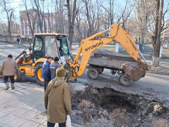 Комунальники в Кам’янському змушені нехтувати релігійними заборонами на Стрітення, аби у людей була вода