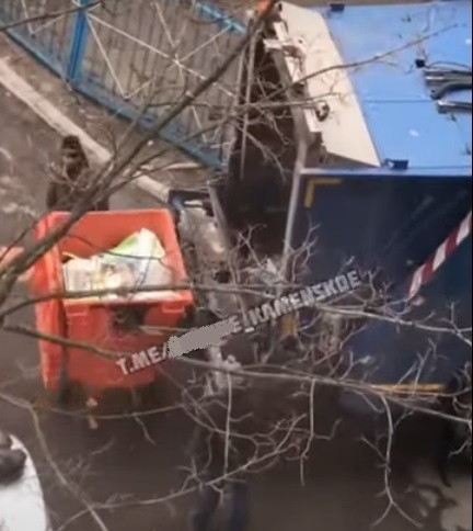 У Кам'янському комунальники засипали сміттям неправильно припарковану автівку - ФОТО