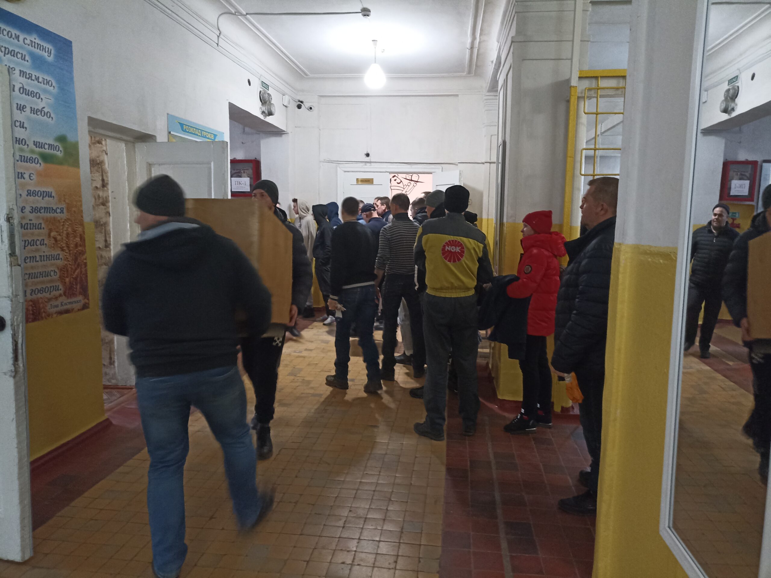 Мешканці Кам’янського будують блок-пости, готують бомбосховища та моляться за Україну - ФОТО