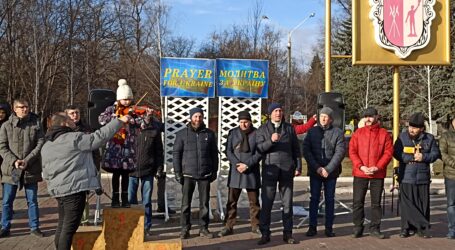 Мешканці Кам’янського будують блок-пости, готують бомбосховища та моляться за Україну