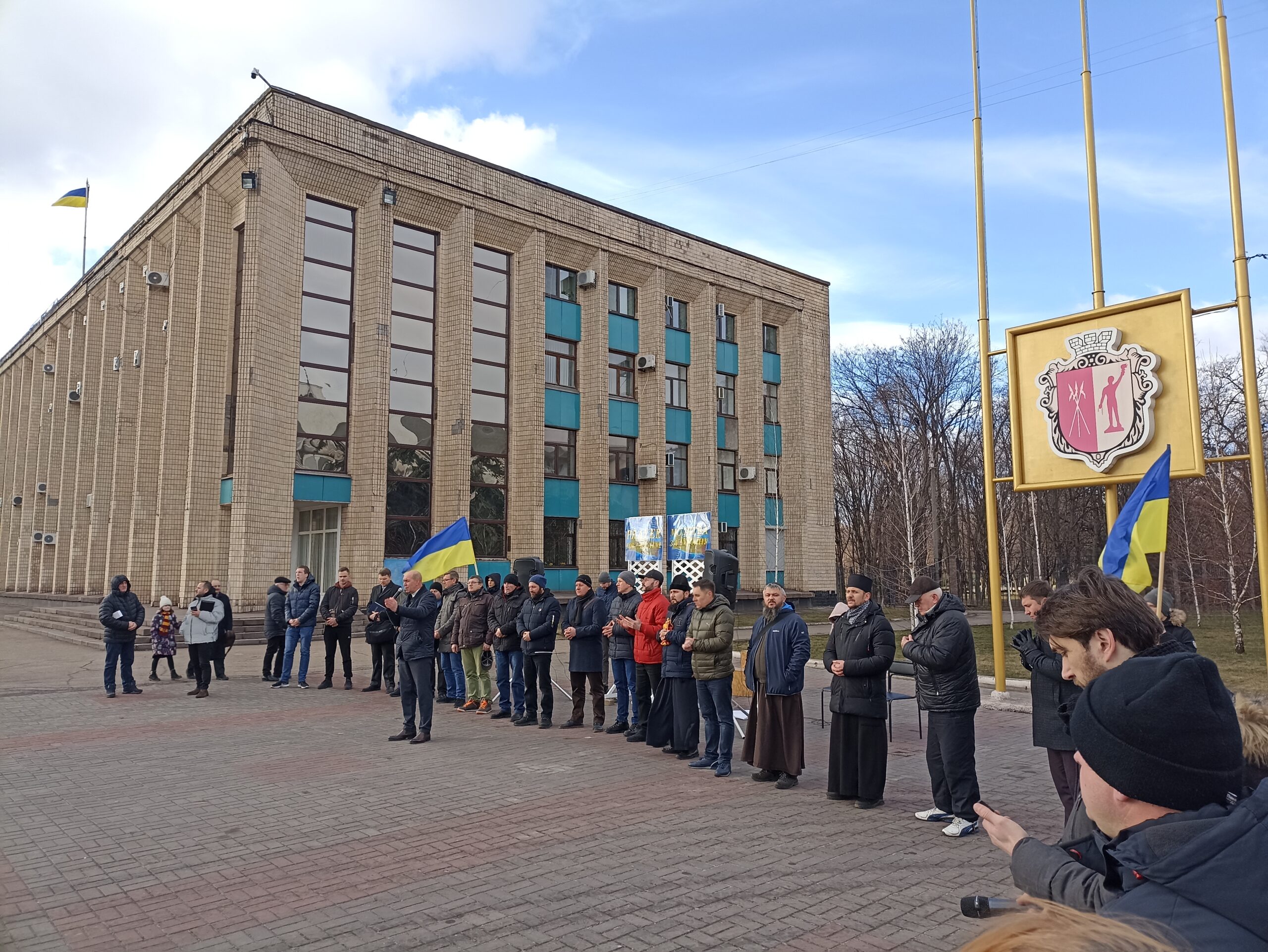 Мешканці Кам’янського будують блок-пости, готують бомбосховища та моляться за Україну - ФОТО