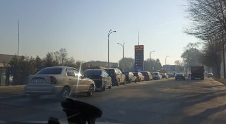 В Кам’янському – великі черги на АЗС, в крамницях і біля банкоматів