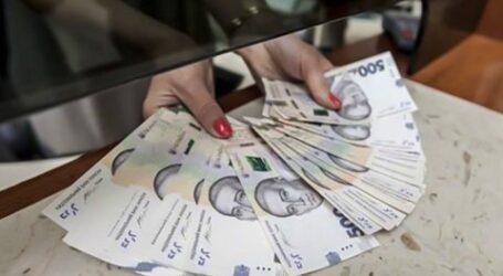 НБУ обмежив зняття готівки і зафіксував курс гривні