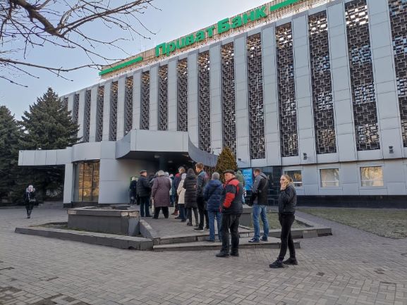 В Кам’янському – великі черги на АЗС, в крамницях і біля банкоматів - ФОТО