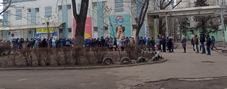 Мешканці Кам’янського барикадуються, готуються до оборони та евакуюються - ФОТО