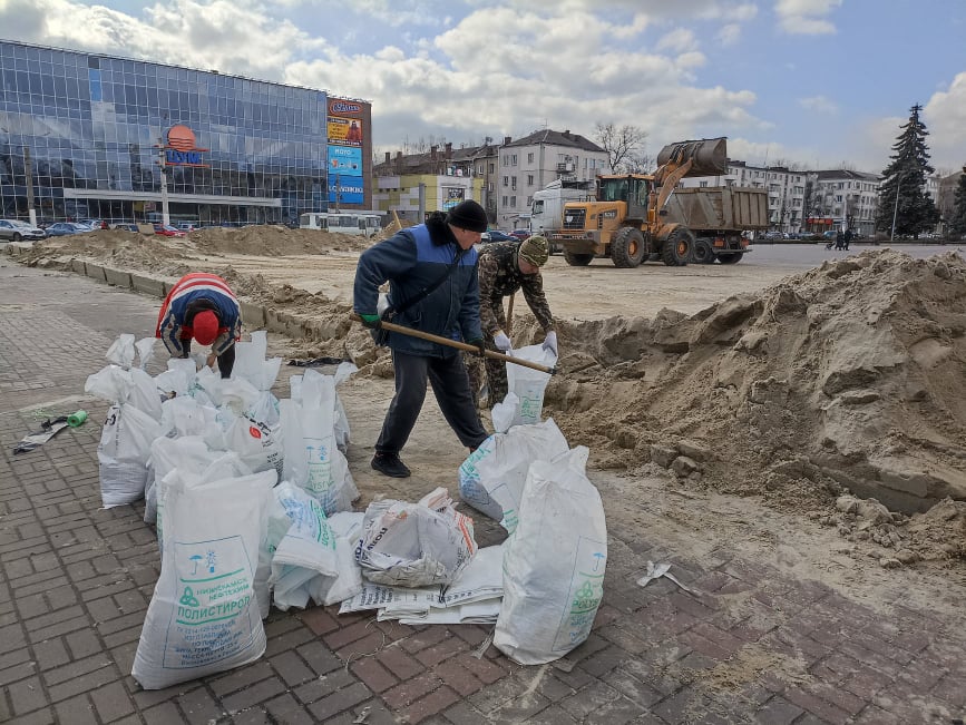 Мешканці Кам’янського прибирають та укріплюють рідне місто, ігноруючи повітряну тривогу - ФОТО