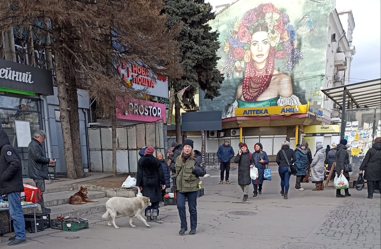 Мешканці Кам’янського прибирають та укріплюють рідне місто, ігноруючи повітряну тривогу - ФОТО