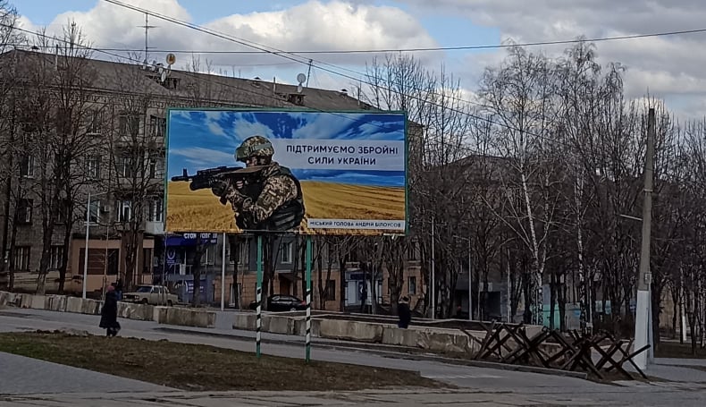 Мешканці Кам’янського прибирають та укріплюють рідне місто, ігноруючи повітряну тривогу