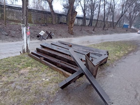 Мешканці Кам’янського барикадуються, готуються до оборони та евакуюються - ФОТО