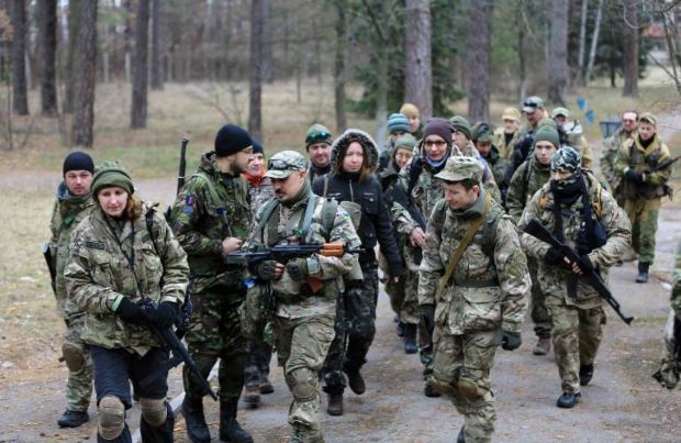 Парламент України дозволив роздавати зброю українцям і стріляти з неї по ворогам