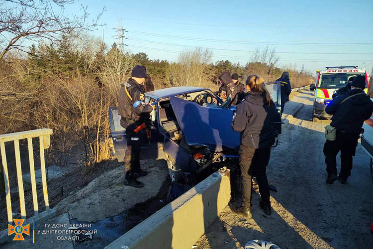 У Кам’янському автівка врізалася у бетонний відбійник на мосту