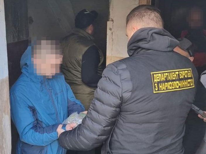 У Кам’янському затримали наркозбувачів