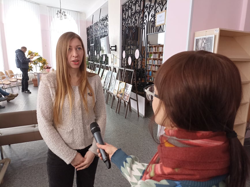 Благодійна виставка-продаж картин відкрилась в бібліотеці Кам’янського - ФОТО