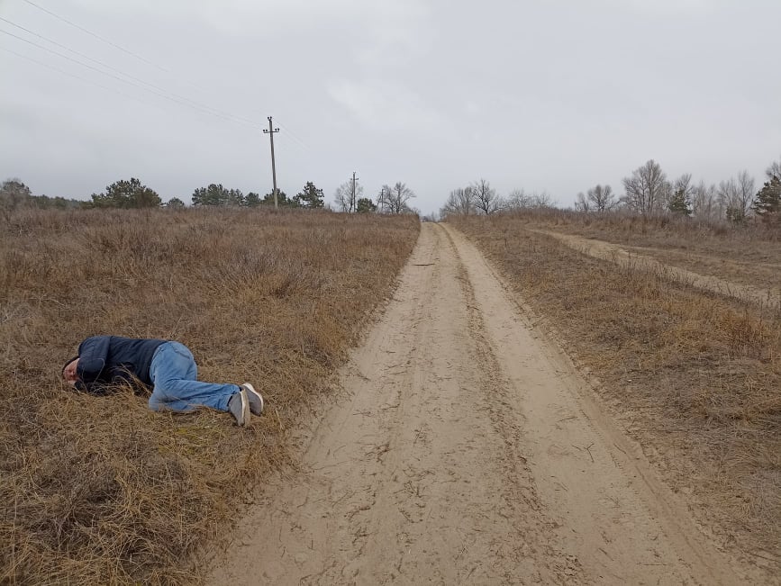 Люди, які лежать на вулицях Кам’янського та його околицях - ФОТО