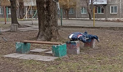 Люди, які лежать на вулицях Кам’янського та його околицях