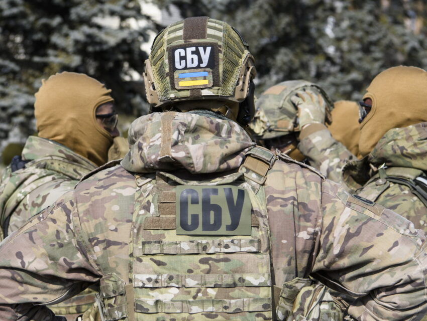 В Кам’янському СБУ викрило шахраїв, які виманювали гроші у волонтерів