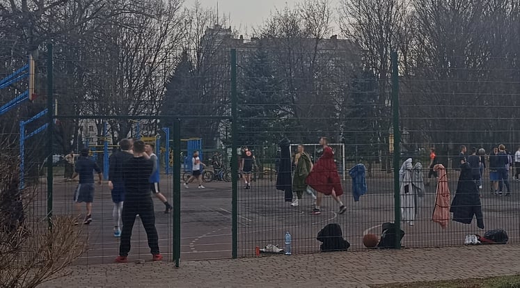 Спортсмени Кам’янського у воєнний час тренуються онлайн та на вулиці - ФОТО