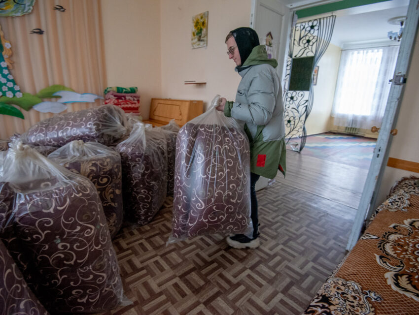У Кам’янському продовжують допомагати переселенцям