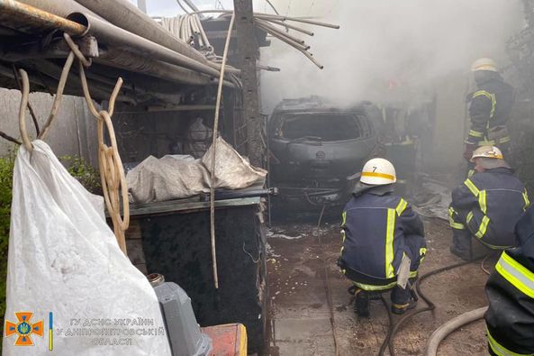 У Кам’янському в гаражі спалахнуло авто