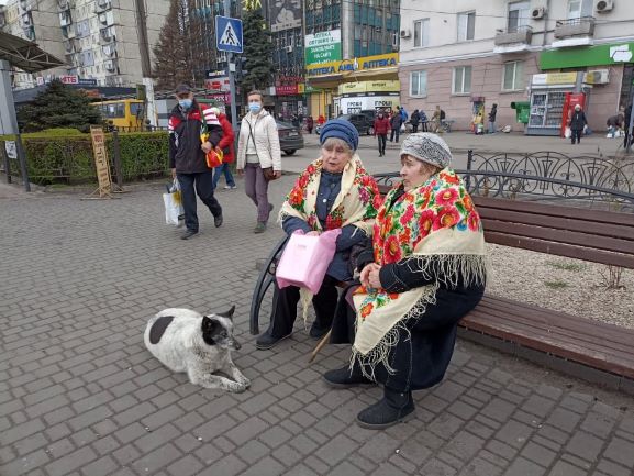 Як «Берегині» співами на вулицях Кам’янського допомагають захисникам України