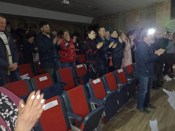 Спектакль про чоловічі теревені та війну показали в музеї Кам’янського - ФОТО