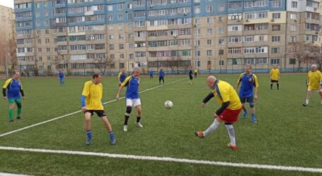 Футбольний матч на підтримку захисників провели ветерани футболу в Кам’янському