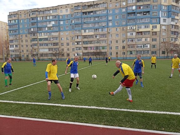 Футбольний матч на підтримку захисників провели ветерани футболу в Кам’янському
